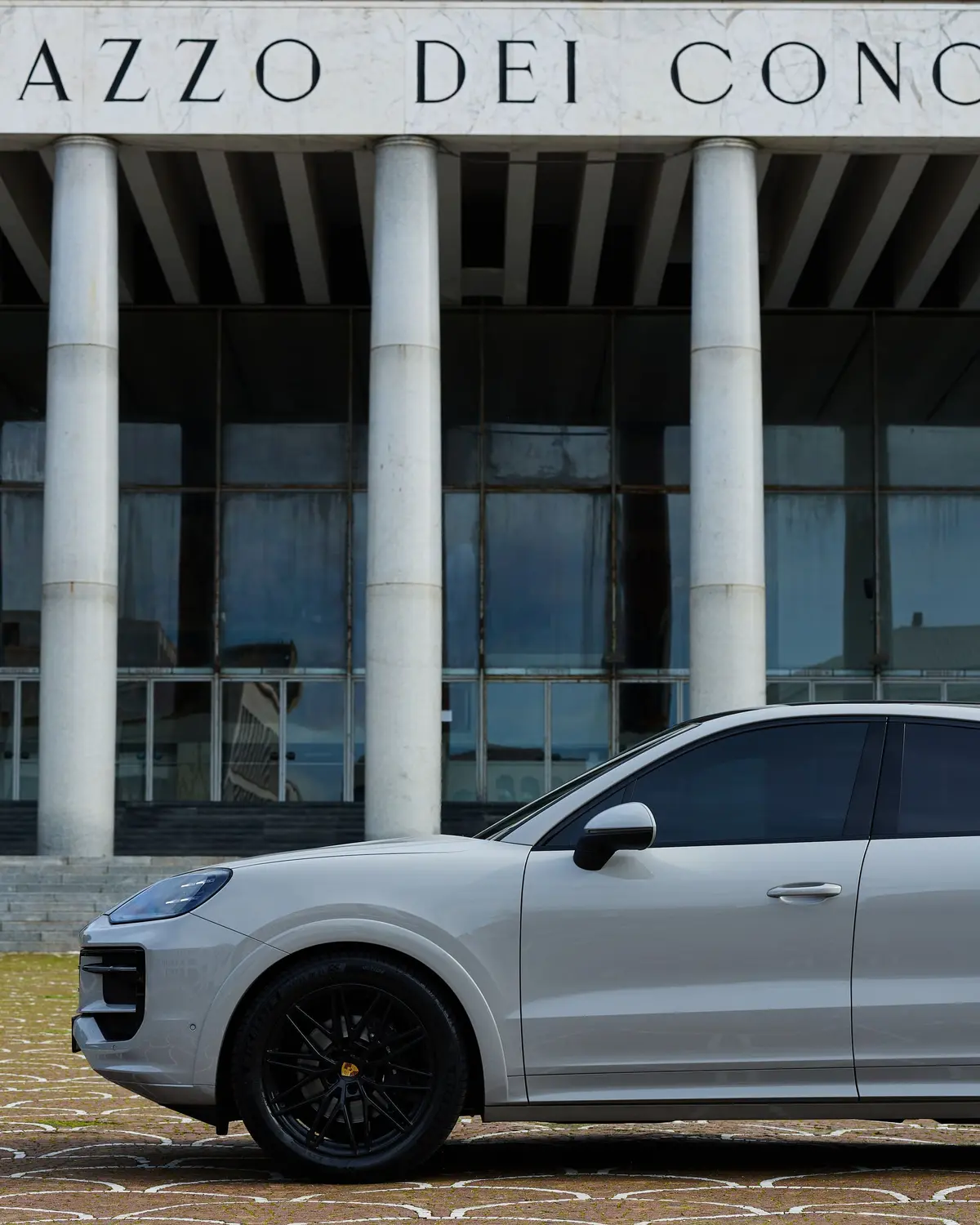 Porsche Cayenne 2025, front view — Veyra Cars, Europe. The 2025 Porsche Cayenne sits at the practical end of the performance SUV category: 353…
