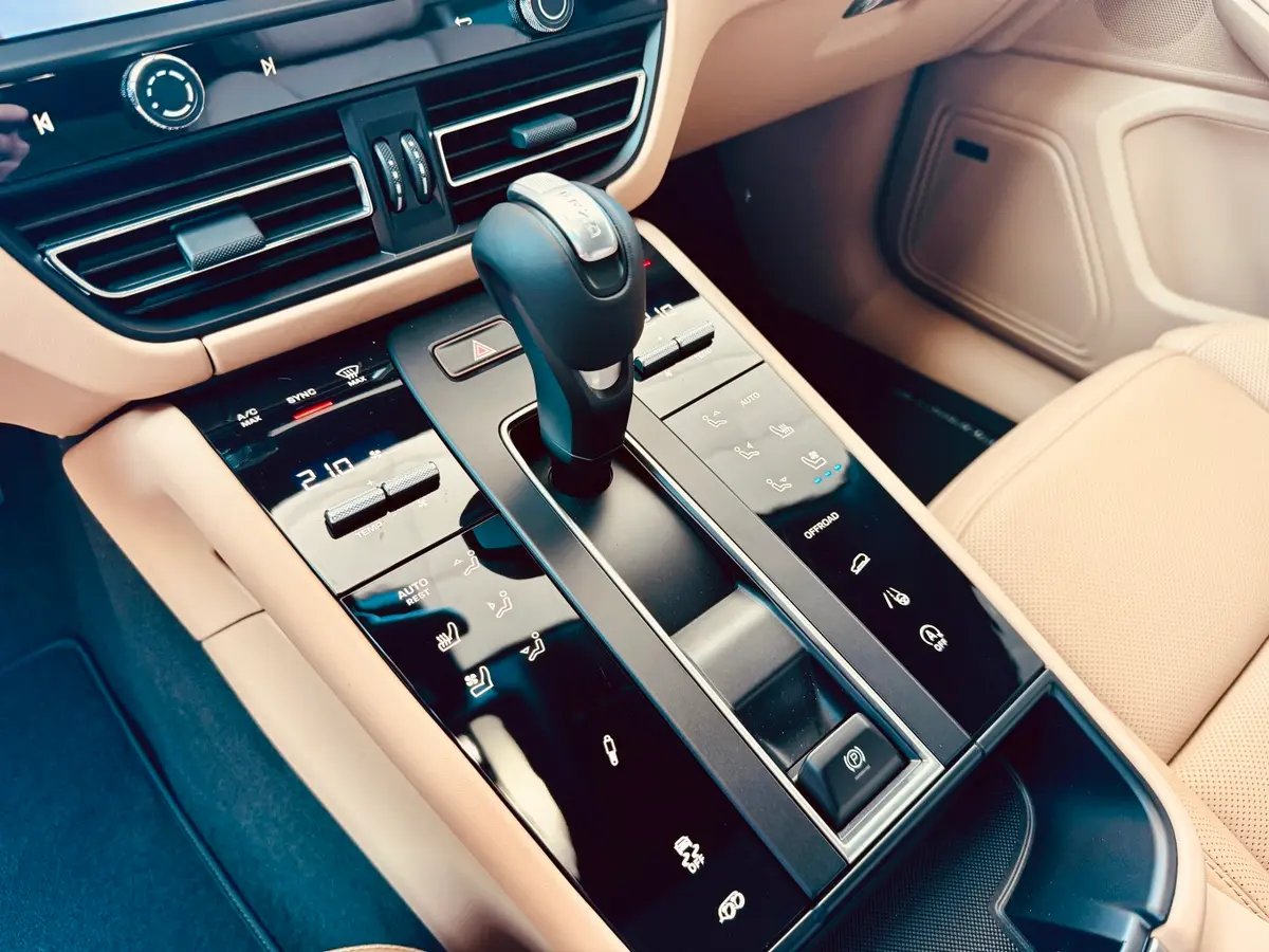 Porsche Macan 2024, interior — Veyra Cars, Europe. The 2024 Porsche Macan brings a compact, well-judged footprint to the SUV segment: 265…