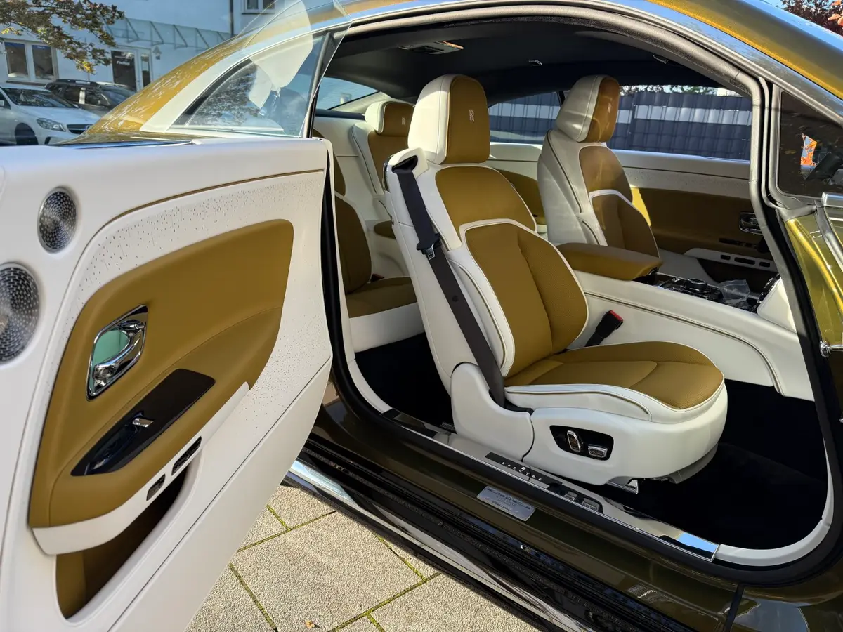 Rolls-Royce Spectre 2024, front view — Veyra Cars, Europe. The 2024 Rolls-Royce Spectre carries its 584 hp with a calm, unhurried authority rather…
