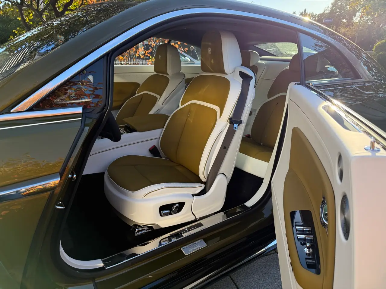 Rolls-Royce Spectre 2024, rear view — Veyra Cars, Europe. The 2024 Rolls-Royce Spectre carries its 584 hp with a calm, unhurried authority rather…