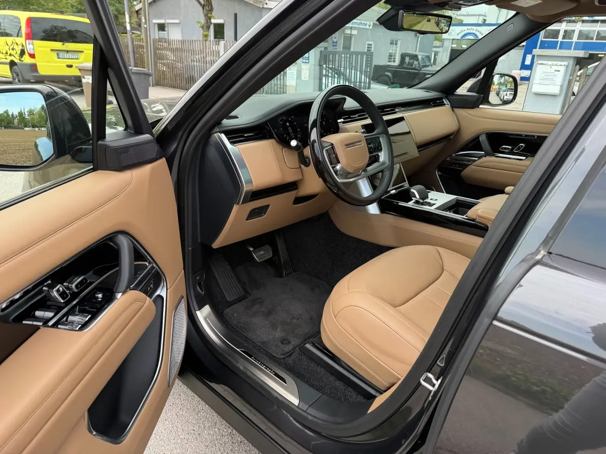 Rover Range Rover Autobiography D350 7s 2025, front view — Veyra Cars, Europe. The 2025 Range Rover Autobiography D350, in seven-seat configuration, is built for…