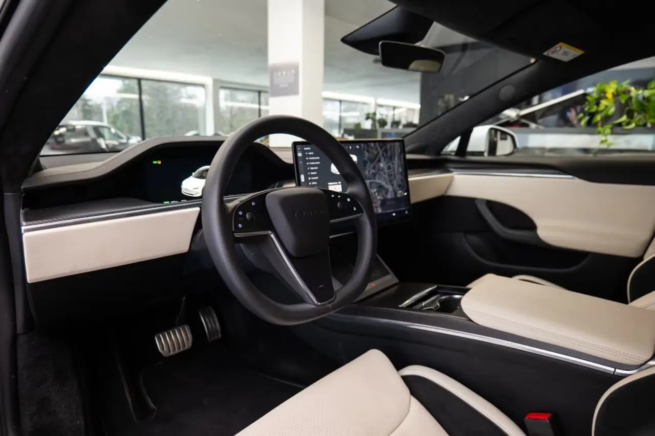 Tesla Model S Plaid 2025, front view — Veyra Cars, Europe. The 2025 Tesla Model S Plaid pairs 1020 hp with the composure of a full-size executive…
