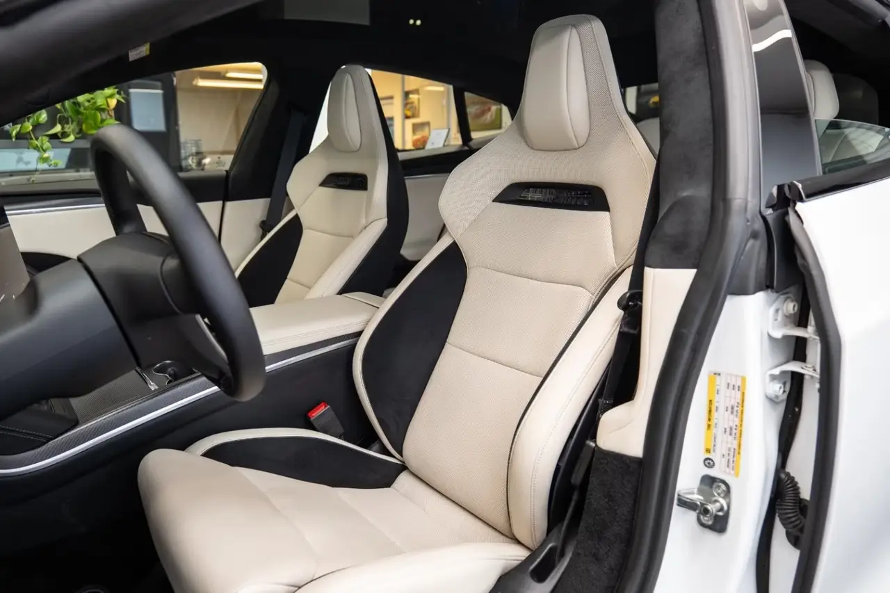 Tesla Model S Plaid 2025, rear view — Veyra Cars, Europe. The 2025 Tesla Model S Plaid pairs 1020 hp with the composure of a full-size executive…