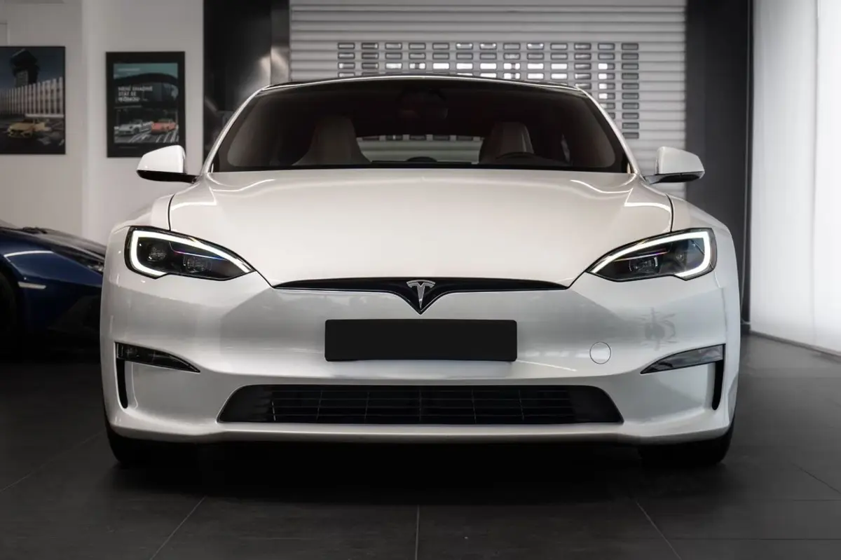 Tesla Model S Plaid 2025, side profile — Veyra Cars, Europe. The 2025 Tesla Model S Plaid pairs 1020 hp with the composure of a full-size executive…
