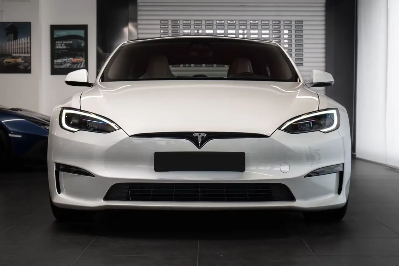 Tesla Model S Plaid 2025, side profile — Veyra Cars, Europe. The 2025 Tesla Model S Plaid pairs 1020 hp with the composure of a full-size executive…